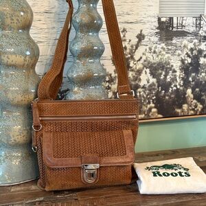 Roots Tan Woven Leather and suede Crossbody Bag with Front Pocket beautiful